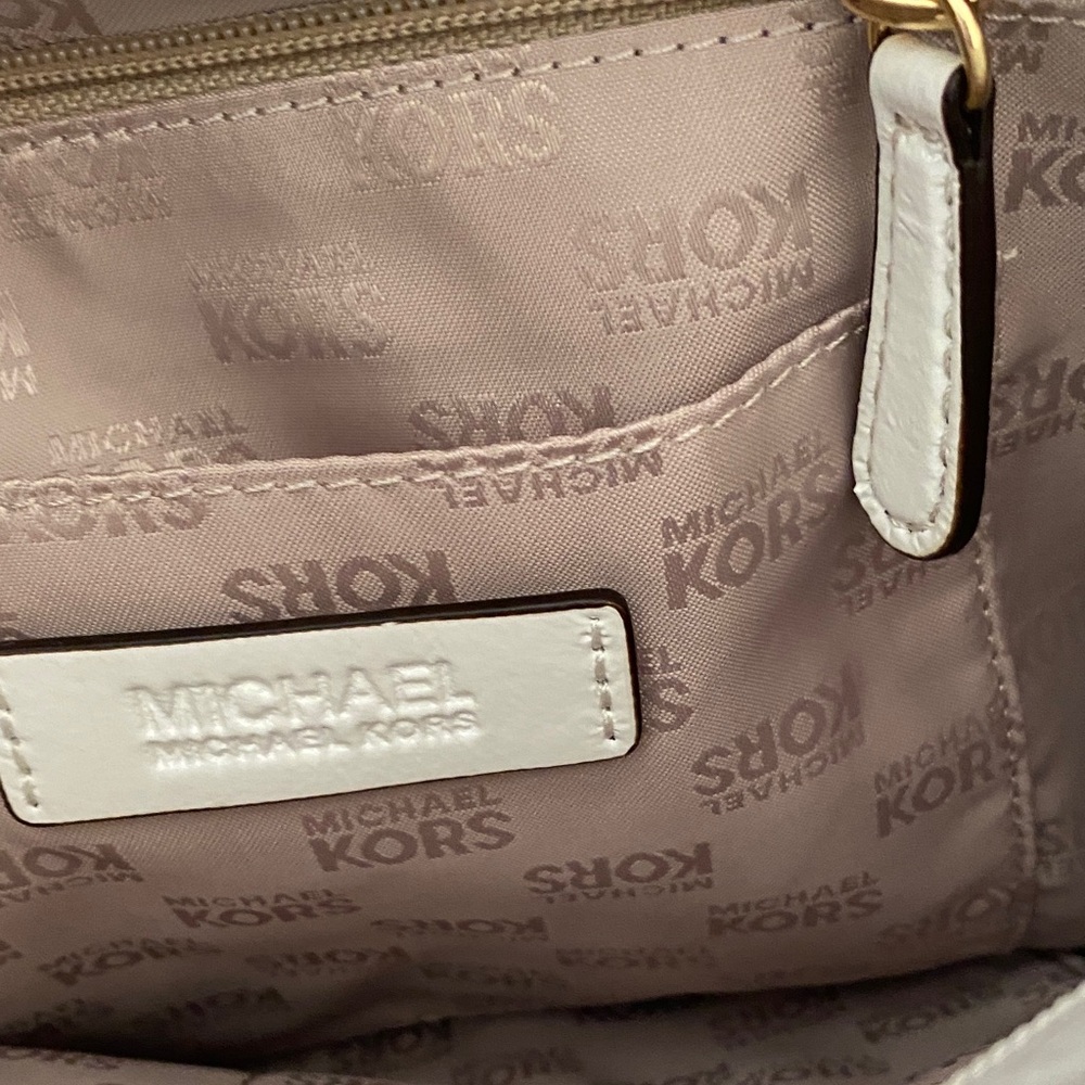 Michael Kors Glossy White patent leather Shoulder Bag - Picture 2 of 8